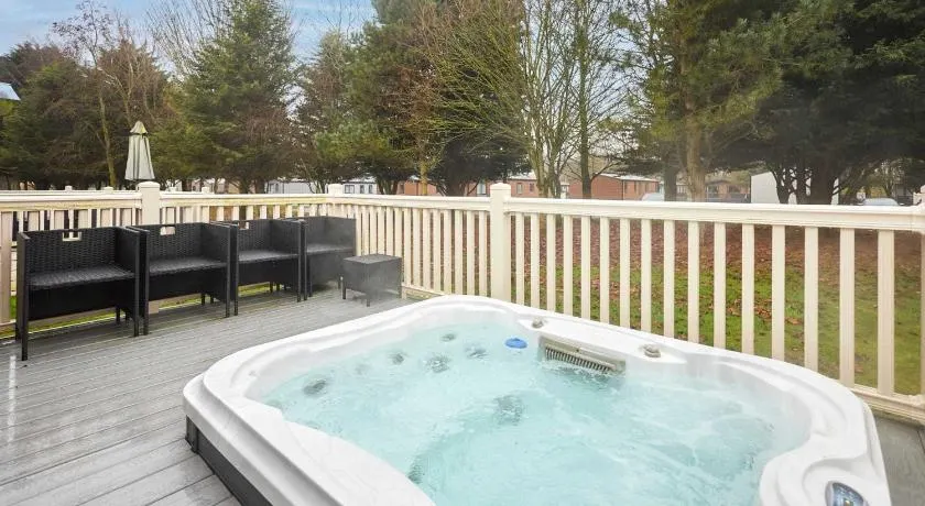Bushmills Lodge with Hot Tub - Image 1
