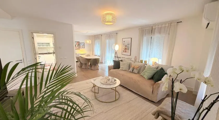 Townhouse in the Heart of Cascais Historic Center, 5 minutes walk from the beach - Image 1