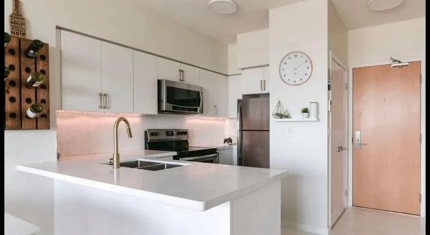Lakeshore Loft with waterviews 10 mins to BMO field - Image 1