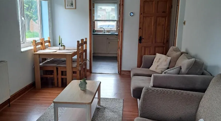 Cute little 2 bed near Cambridge - Image 1