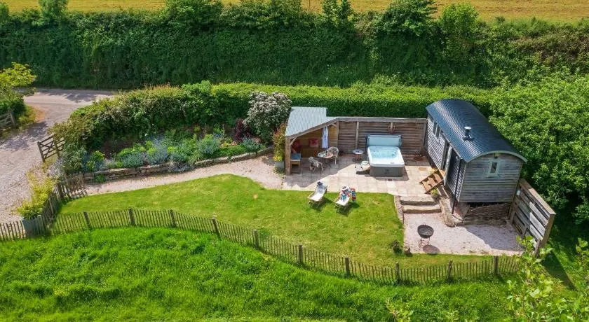 Apple Blossom -Shepherd Hut, Hot Tub, Wood Burner - Image 1