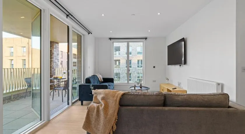 Luxury Apartment Near City Airport - with gym and free parking Sleeps 8 - Image 1