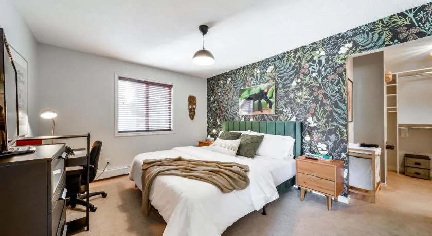 The Breakfast Club Suite - KingBed& AC - Patio - UG Park - Image 1