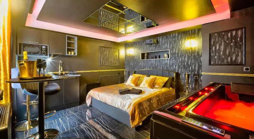 LA GOLDEN ROOM - Suite de Luxe avec Jacuzzi - Image 1