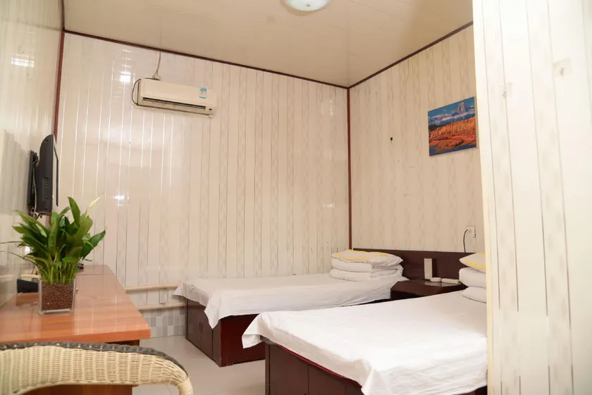Qingxin Kuaijie Hotel - Image 1