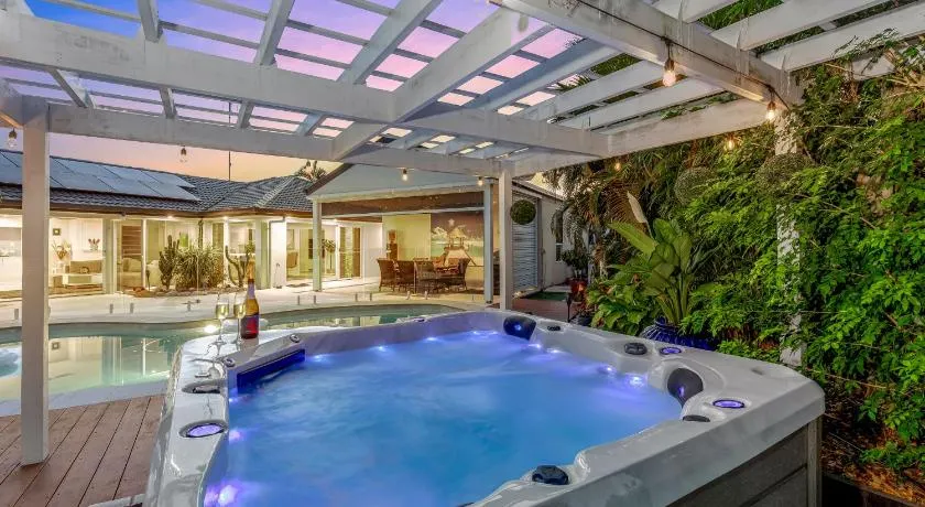 Luxury Mooloolaba Retreat with Spa & Pool - Image 1