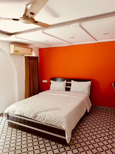 Lovely Ac Room Between Pune Airport Osho Garden - Image 1