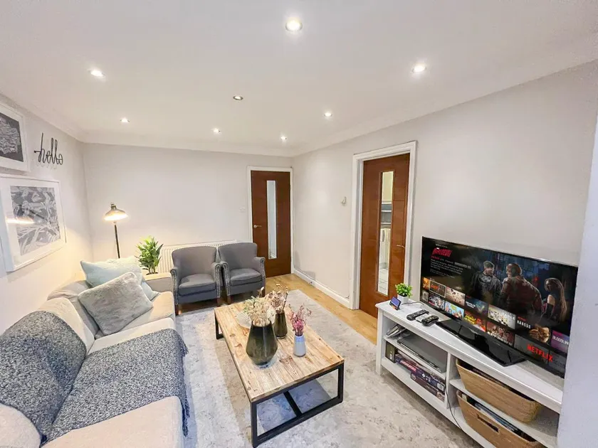 Upscale & Sleek  4BR with Garden in Brondesbury - Image 1