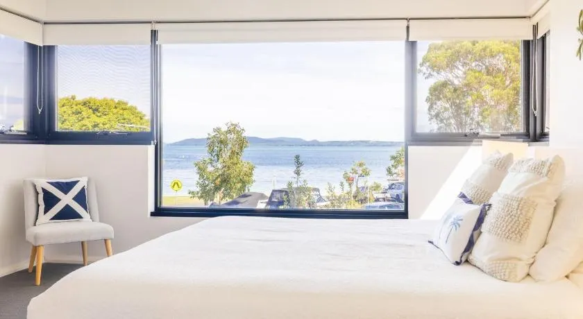 Florentine, 8 11 Columbia Close - opposite the beach with Air con and water views - Image 1