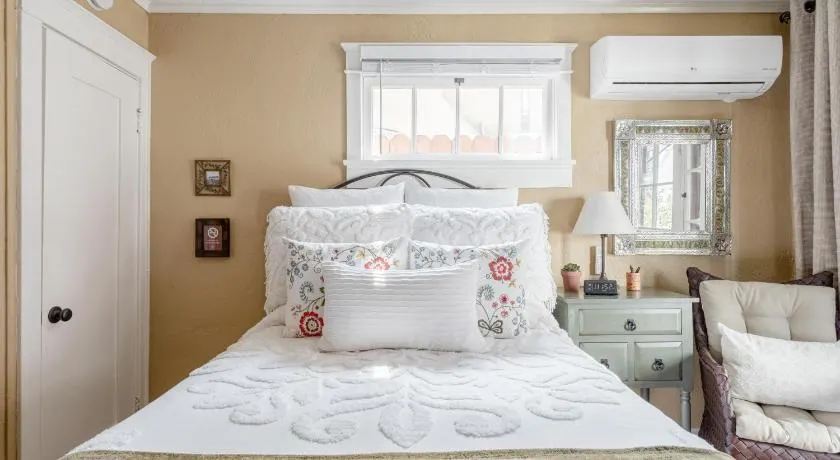 Casita Gundry- Boutique Hideaway, Quaint Historic Charm - Image 1