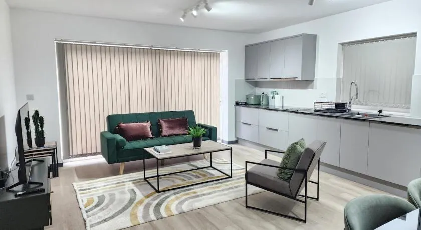 Elegant 2-Bed Apartment with AC, Sleeps 5, Private Garden, Free Parking, Netflix, WiFi, New build - Image 1