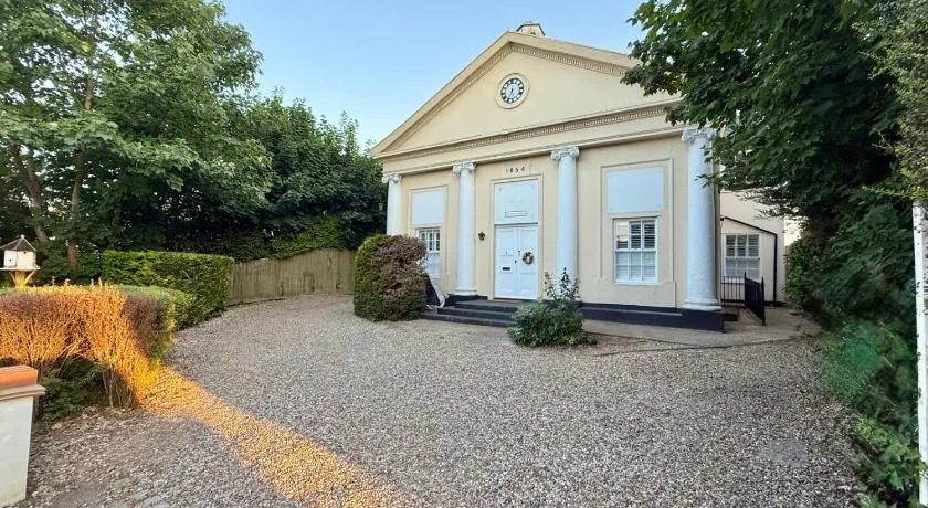 2 bed Elegant Flat in Stansted with parking - Image 1