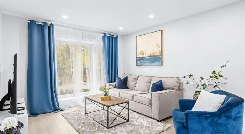 Charming 3-Bed House with Hot Tub close to Downtown - Image 1