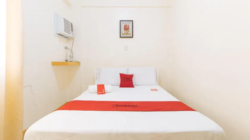 RedDoorz @ Golden Skye Hotel Guagua - Image 1