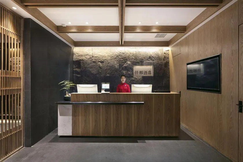 Qianna Hotel (Zhengzhou Erqi Square David City) - Image 1