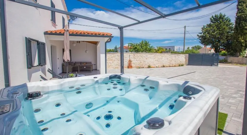 Jacuzzi House Mia - Image 1