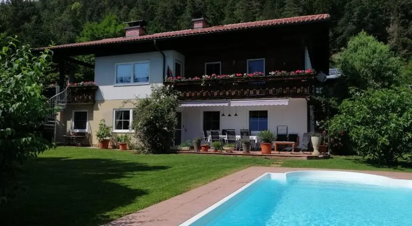 Premium-Gartenwohnung, 4 Schlafzimmer & Pool in Wörthersee Nähe - Image 1
