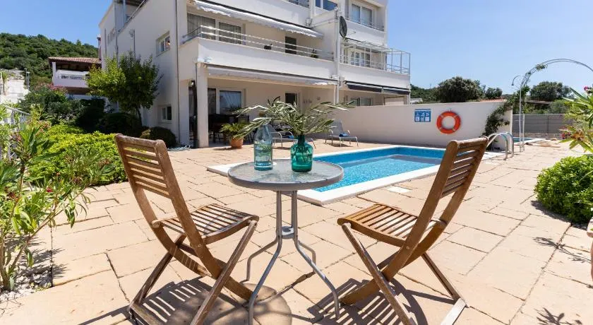 Sunnyhill apartments with private and shared pool - Image 1