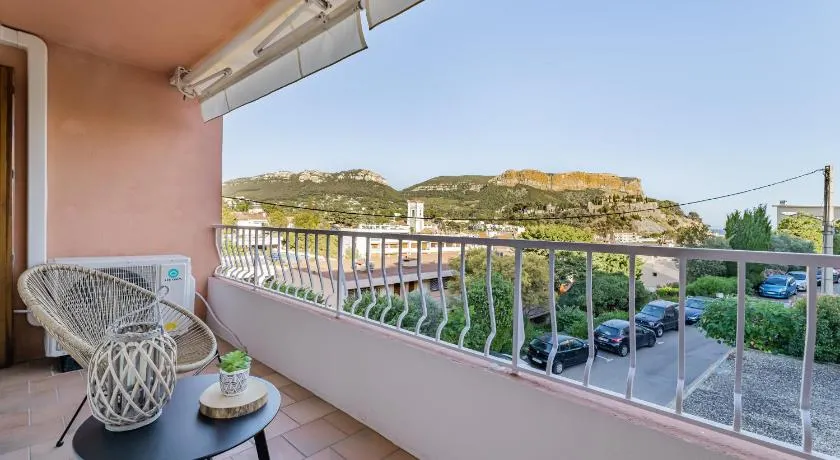 APPT T2 CLIMATISE GDE TERRASSE ENSOLEILLEE +PARKING A CASSIS(13). Wifi - Image 1