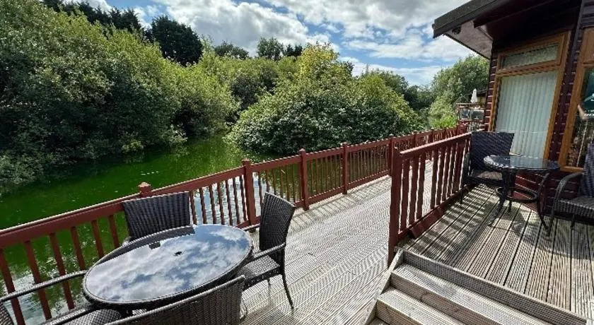 Kingfisher Cosy Lakeside Lodge - Image 1