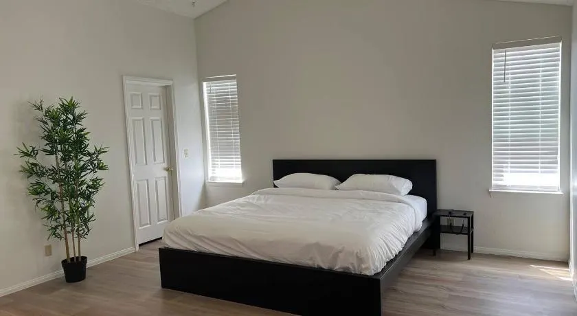Extended Stay 3 or 4 Beds Cozy Smart Home Living - Image 1
