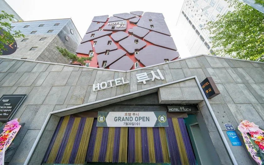 Lucy Hotel - Image 1