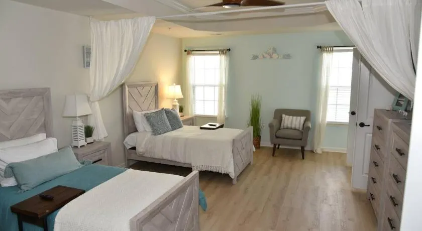 Spacious 5BR w/parking near DC Sleeps 12 - Image 1