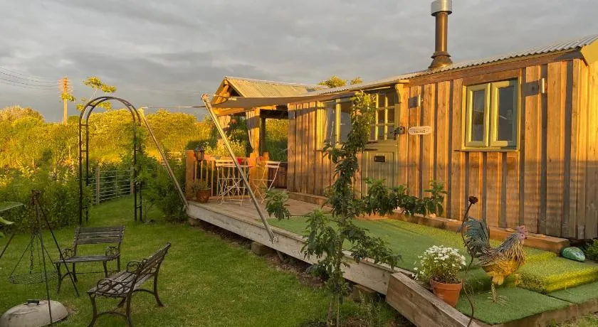 Willowbank shepherds hut - Image 1