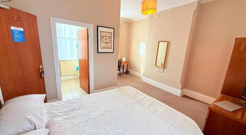 Hylands Hotel Single Room with Shared Bathroom & Free Parking - Image 1