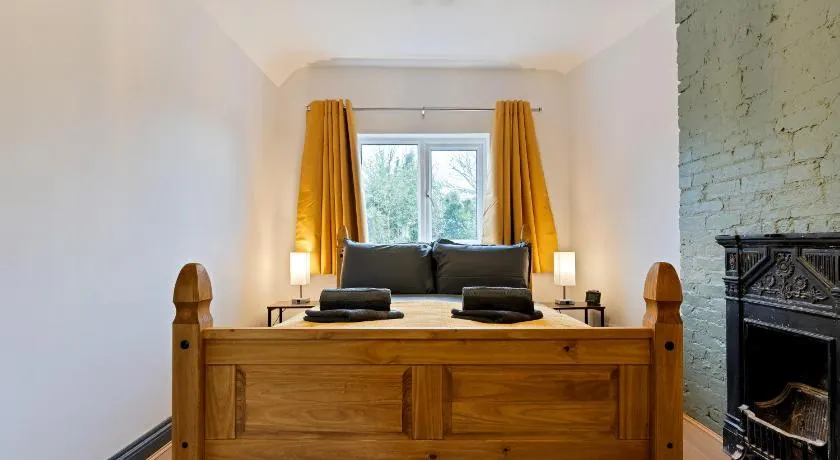 Sally’s Cottage - Uttoxeter: Close to Alton Towers - Image 1