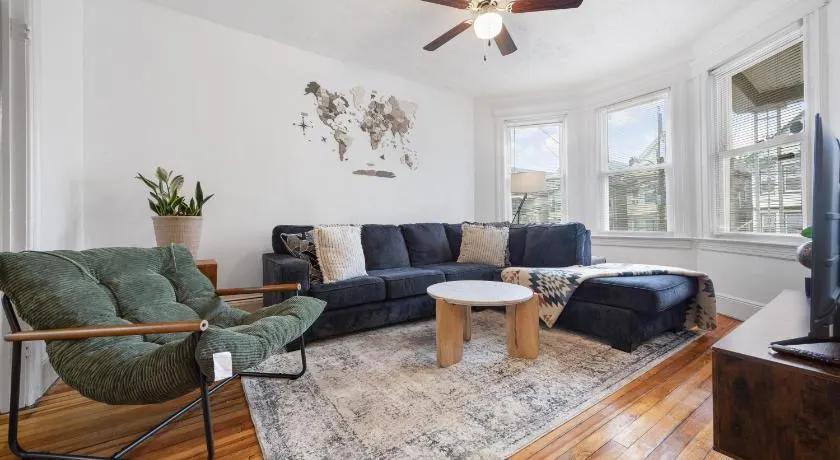 Spacious & Stylish 2BR Apartment Near Manhattan - Image 1