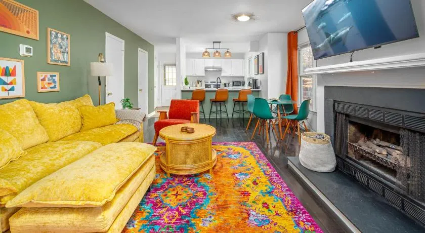 Color Pop Cottage Stylish 2BR with 2 Parking Spots - Image 1