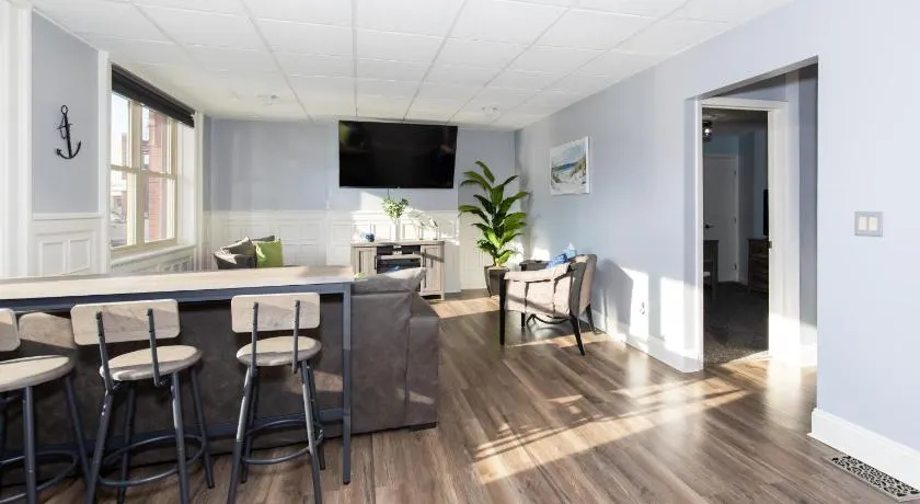 Upgraded Downtown Apartment Sleeps 5 - Image 1