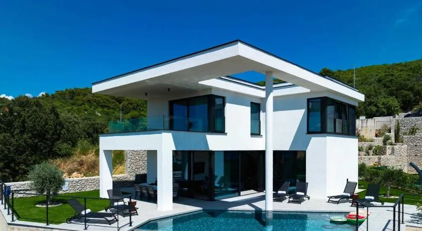 Luxury villa 45 with infinity pool - Image 1