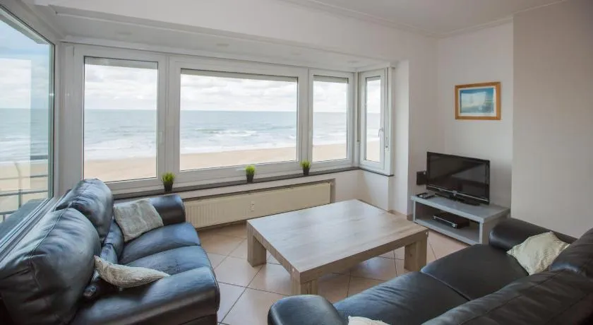Spacious Apartment With Sea View - Image 1