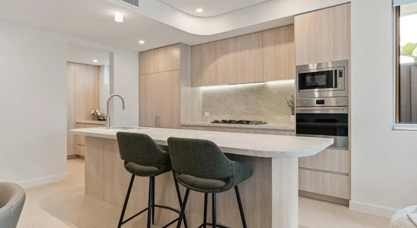 Bayside Luxury Retreat with Pool Near to Cronulla - Image 1