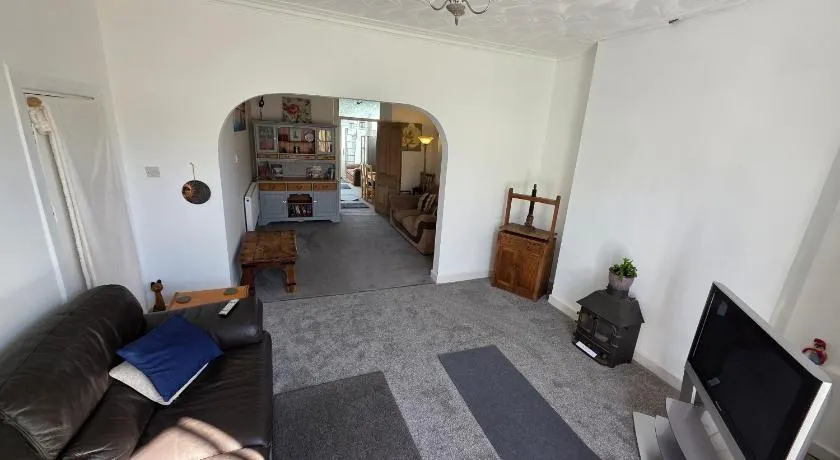 NEWTON HEATH APARTMENT -750mtrs to beach - Spacious ground floor - Sleeps 4 - Image 1