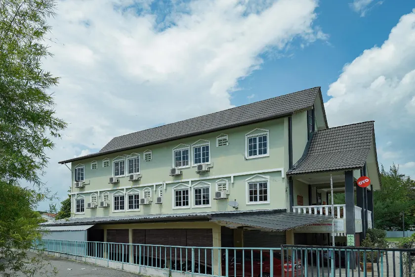 OYO 90451 Bangi Moya Guesthouse - Image 1