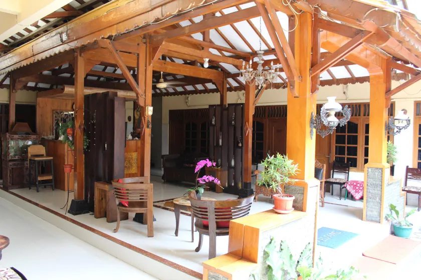 Puspo Nugroho Hotel - Image 1