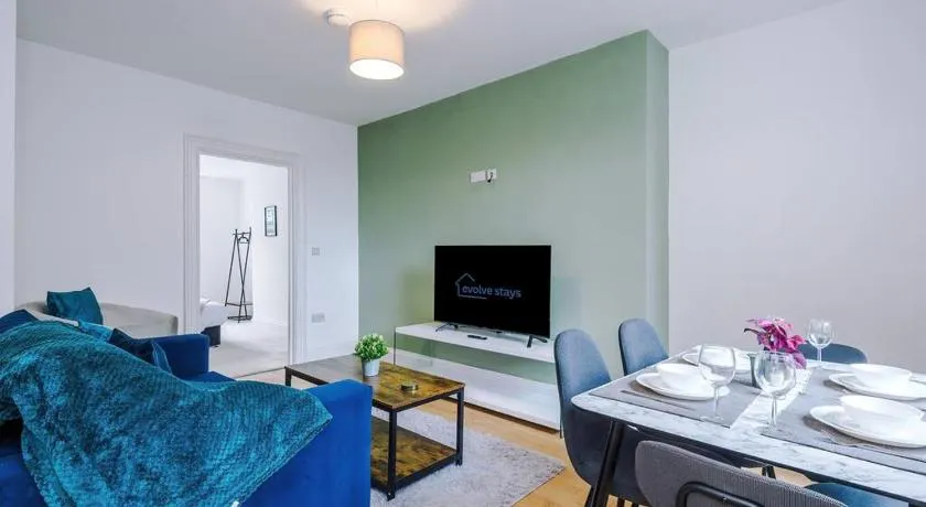 Sleeps 6, Stylish Apartment, Perfect For Groups, Long Term Disc - Image 1