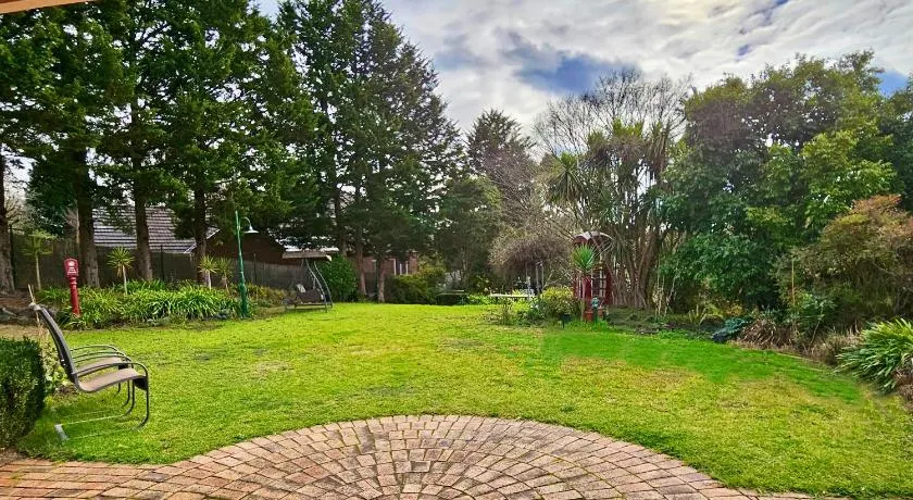 Maggie's Guesthouse - large property with pool, billiards, tennis court, BBQ & more - Image 1