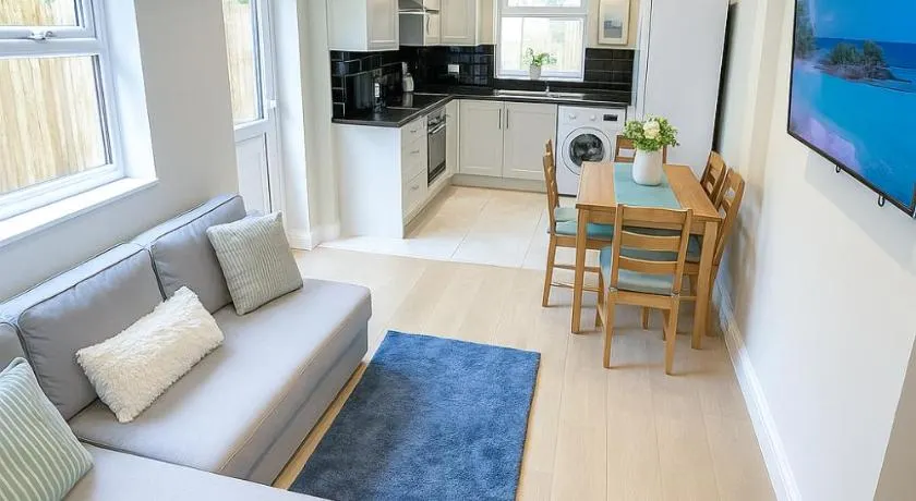2-Bedroom Garden Flat - Modern, Bright - A - Image 1