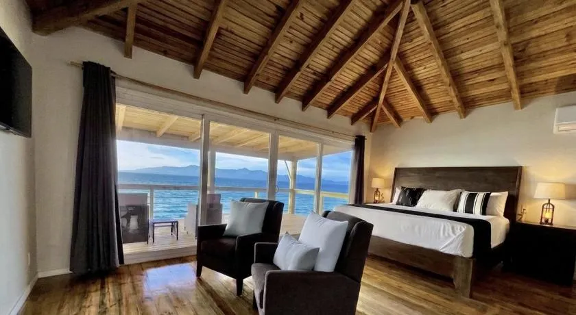 Quatro Vista B3-Luxury 900sqft Oceanfront King Penthouse - Image 1