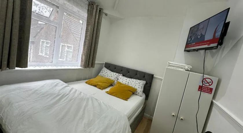 Cosy Smart/Small Double Room in Keedonwood Road Bromley - Image 1