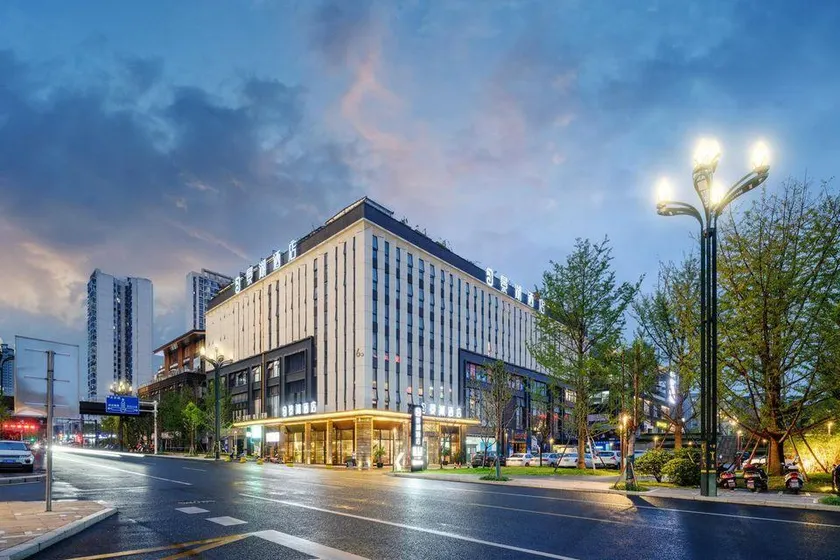 Yibin Jinghu Hotel - Image 1