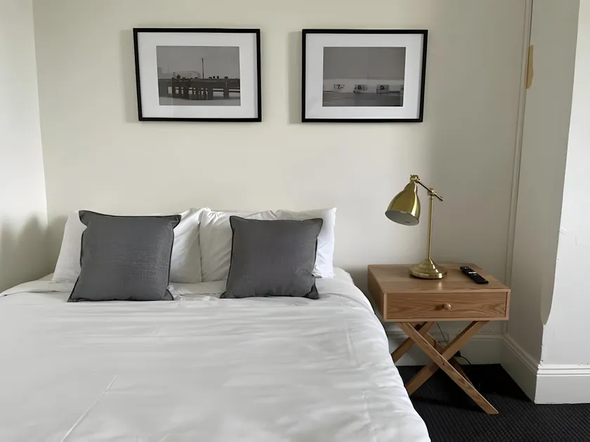 Holmesville Hotel - Image 1