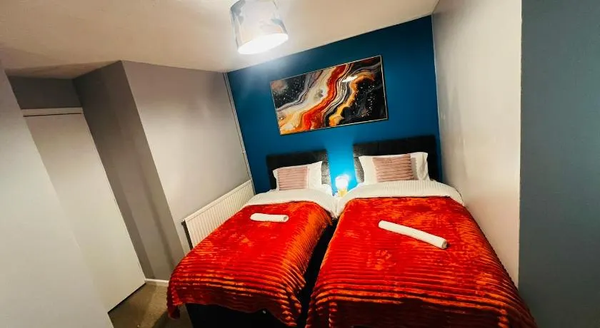Guest house with private rooms and shared bathroom near Luton and Dunstable Hospital and Leagrave Train Stn - Image 1