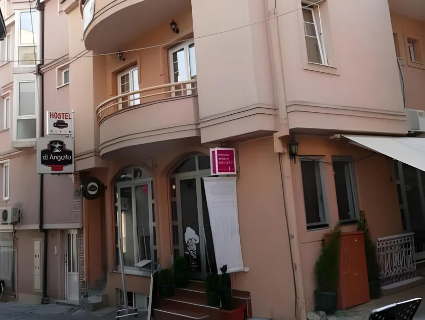 Di Angolo Apartments - Image 1