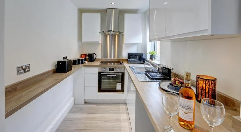 Knighton 2-Bedroom Cottage - Free Parking, Contractor friendly - Image 1
