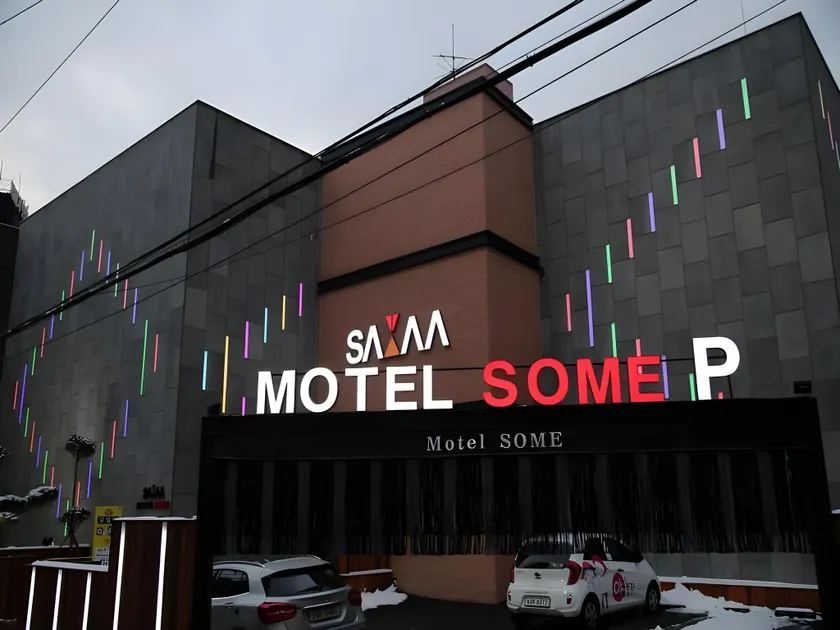 Motel Some - Image 1